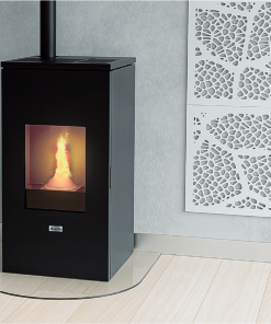 Een moderne, automatische, vrijstaande pelletkachel. FUTURA is de perfecte oplossing voor eengezinswoningen en zomerhuizen. Zijn kleine formaat en elegante stijl, gecombineerd met aantrekkelijke technische parameters, maken het een waardige keuze. Dankzij de pellettank met een capaciteit van 16 kg kan het apparaat tot 20 uur zelfstandig werken. Het product is ecologisch. Om de kamer te verwarmen, gebruikt het apparaat pellets, een economische en milieuvriendelijke biobrandstof