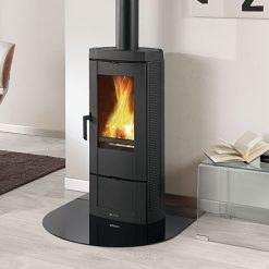 Kenmerken: • Structuur volledig in geëmailleerd gietijzer • Verwijderbare aslade • Primaire en secundaire lucht regelbaar voor beter beheer verbranding • Naverbrandingssysteem voor lage emissies • Keramisch glas 6,2 kW Nominale warmteafgifte 177 m3 verwarmbaar